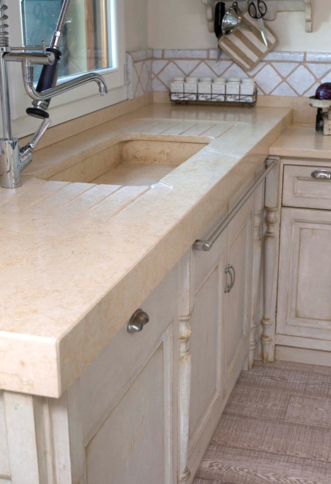 Bespoke kitchens: detail of a marble sink - Falegnameria Dario Biagioni - Florence